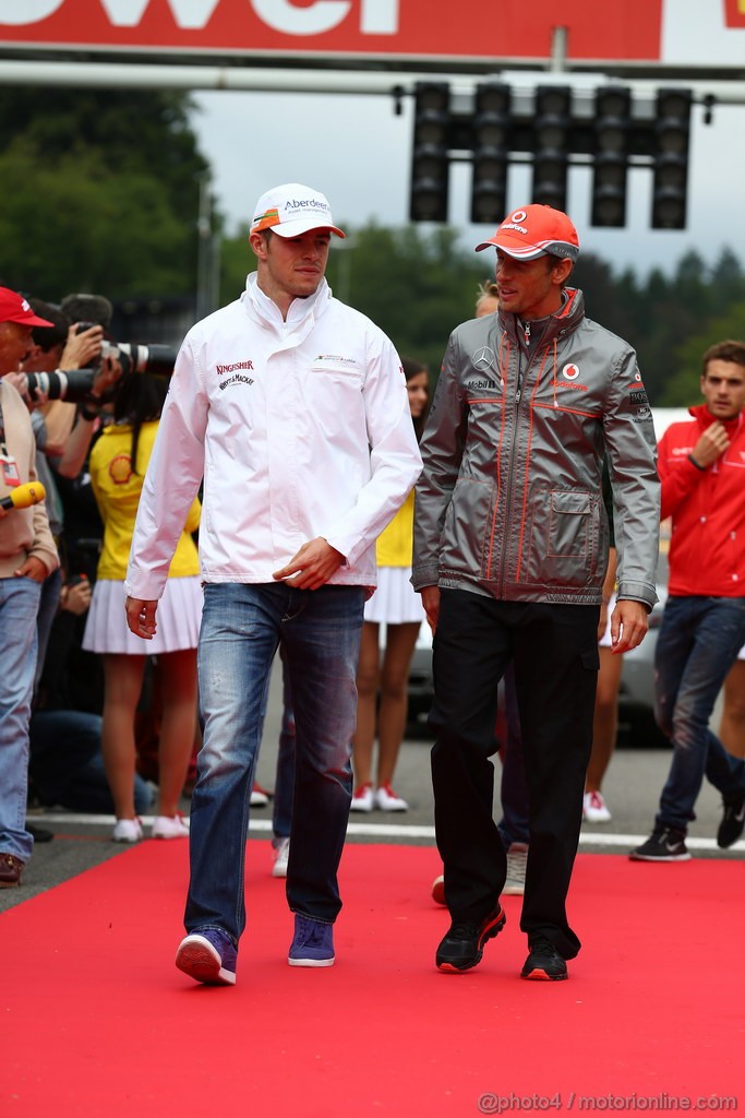 GP BELGIO, 25.08.2013- Paul di Resta (GBR) Sahara Force India F1 Team VJM06 e Jenson Button (GBR) McLaren Mercedes MP4-28 