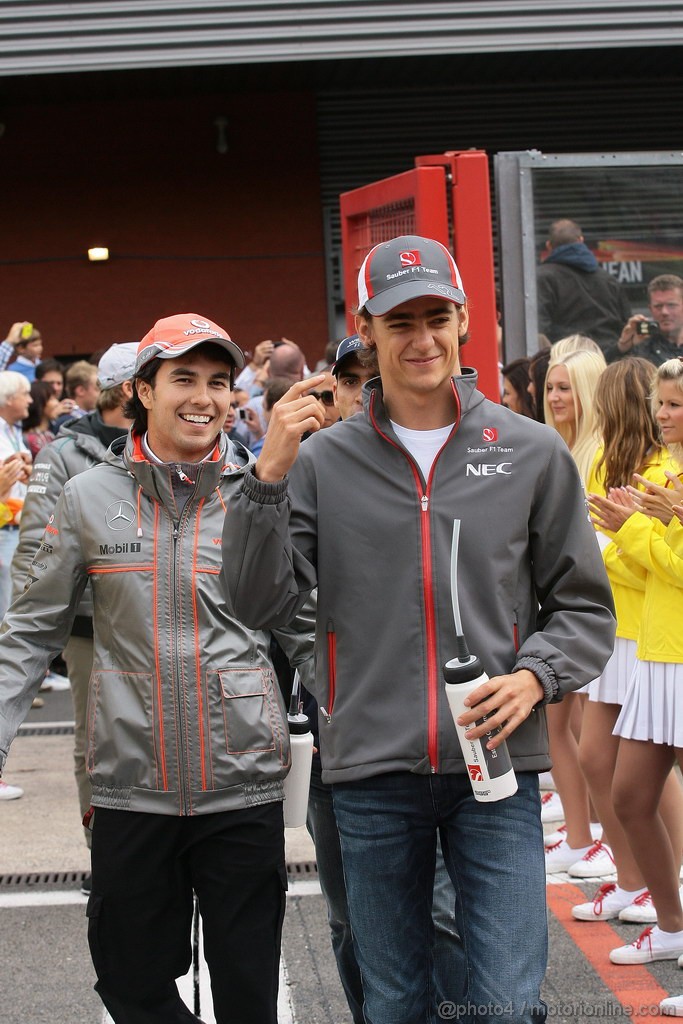 GP BELGIO, 25.08.2013- Sergio Perez (MEX) McLaren MP4-28 e Esteban Gutierrez (MEX), Sauber F1 Team C32 