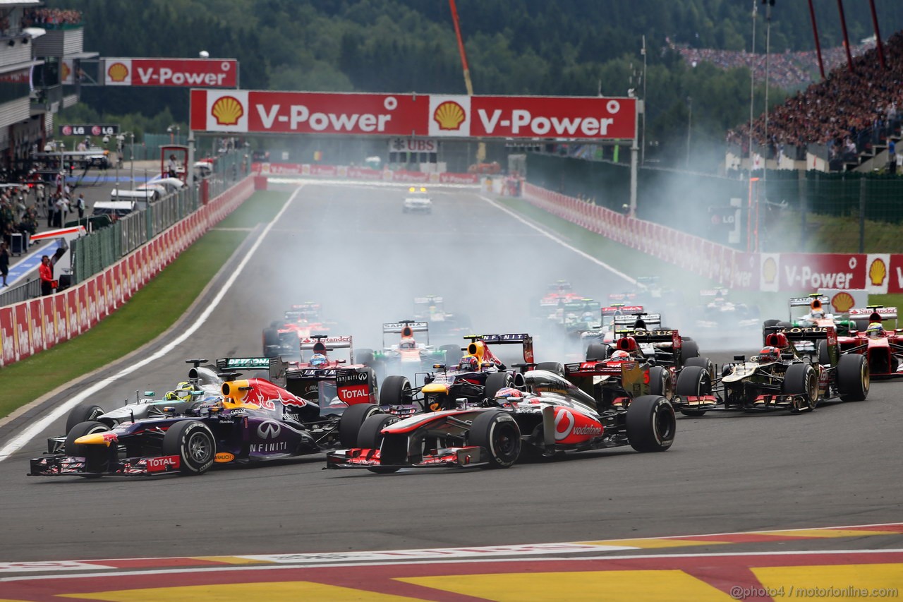 GP BELGIO, 25.08.2013-  Gara, Start of the race, Jenson Button (GBR) McLaren Mercedes MP4-28 e Sebastian Vettel (GER) Red Bull Racing RB9 