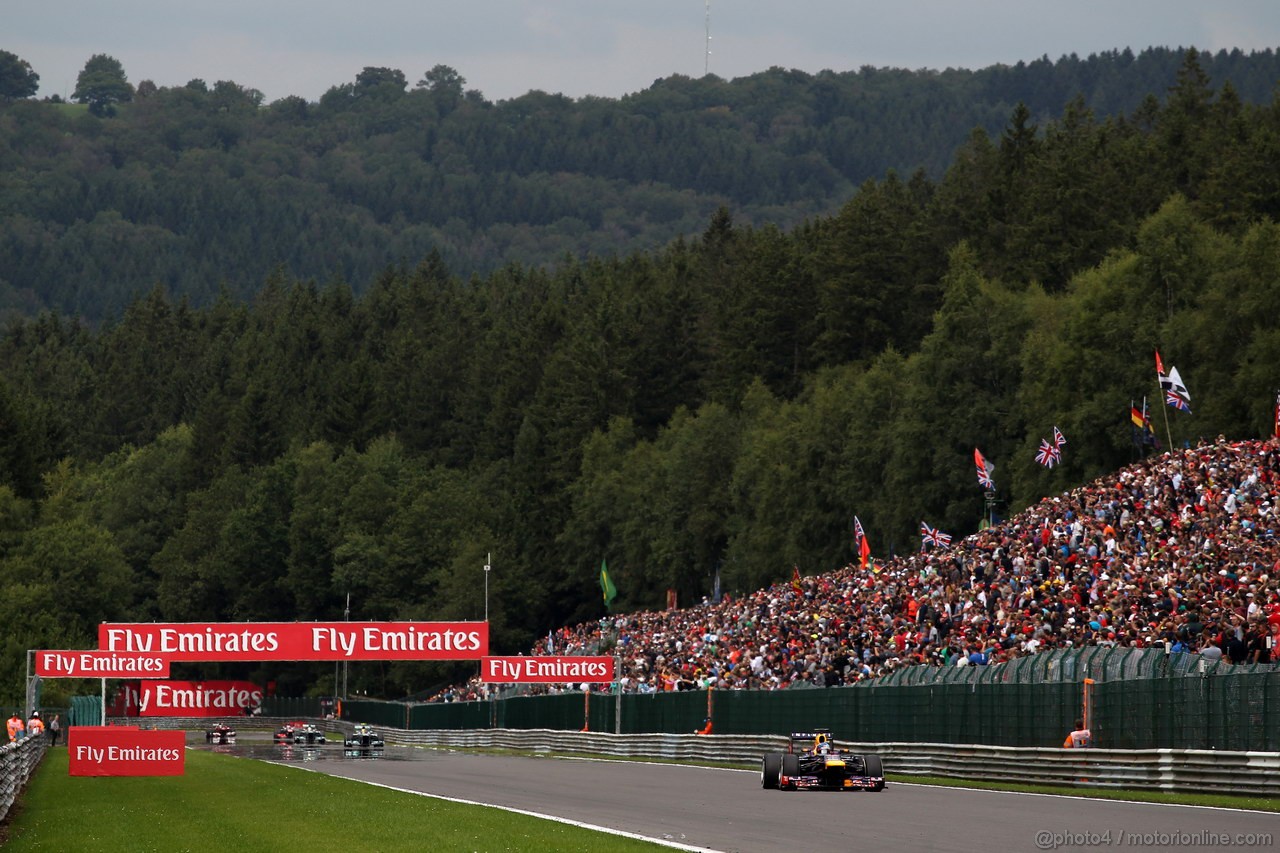 GP BELGIO, 25.08.2013-  Gara, Sebastian Vettel (GER) Red Bull Racing RB9 davanti a Lewis Hamilton (GBR) Mercedes AMG F1 W04 
