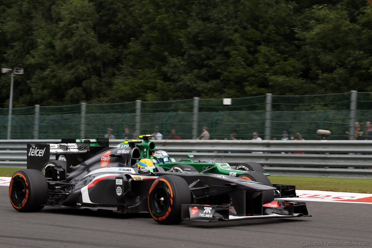 GP BELGIO, 25.08.2013-  Gara, Esteban Gutierrez (MEX), Sauber F1 Team C32 e Giedo Van der Garde (NED), Caterham F1 Team CT03 