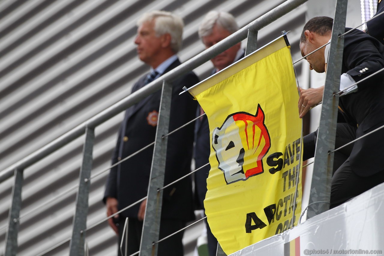 GP BELGIO, 25.08.2013-  Gara, Greenpeace make a protest against race title sponsors Shell at the podium.