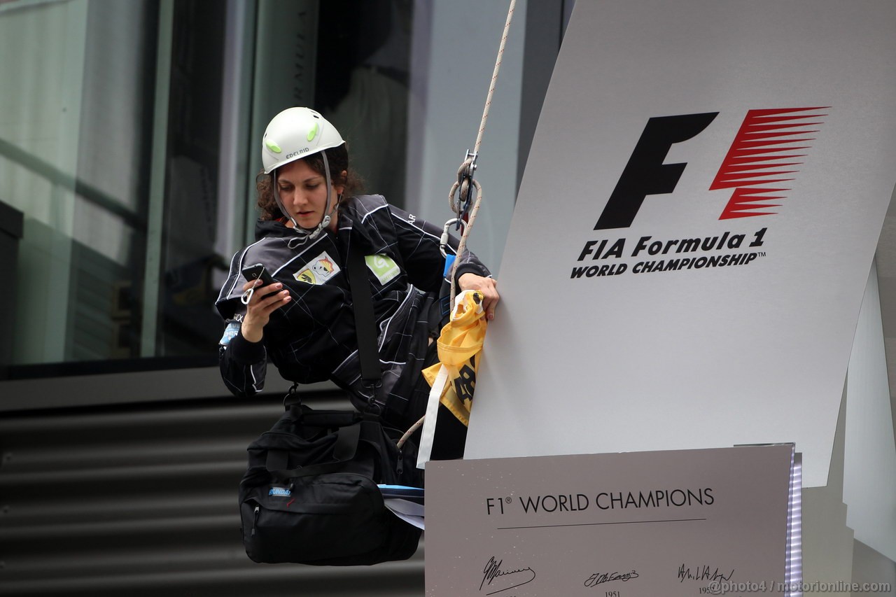 GP BELGIO, 25.08.2013-  Gara, Greenpeace make a protest against race title sponsors Shell at the podium.