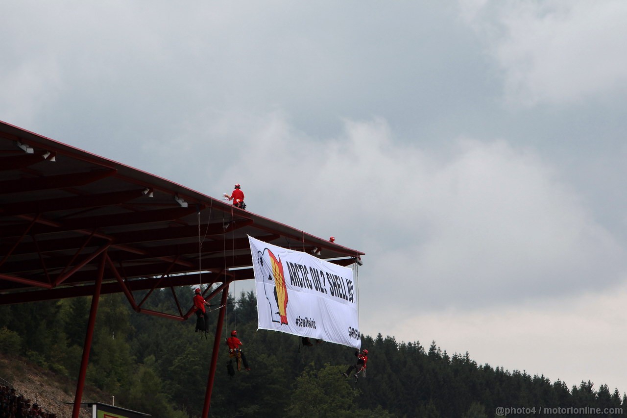 GP BELGIO, 25.08.2013-  Gara, Greenpeace make a protest against race title sponsors Shell in the grabd stand