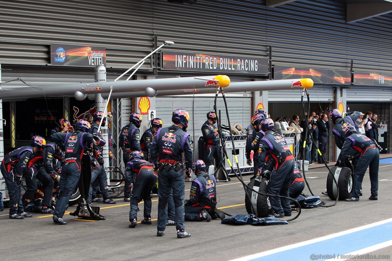 GP BELGIO, 25.08.2013-  Gara, Mechanics Red Bull