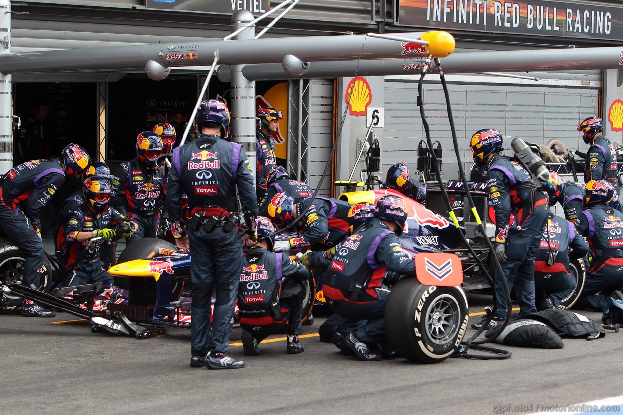 GP BELGIO, 25.08.2013-  Gara, Pit stop, Mark Webber (AUS) Red Bull Racing RB9