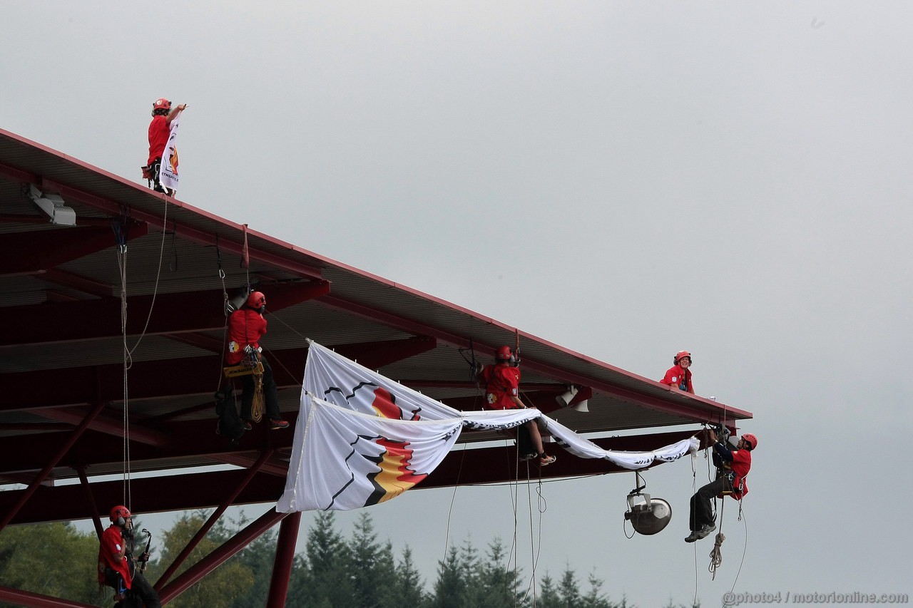 GP BELGIO, 25.08.2013-  Gara, Greenpeace make a protest against race title sponsors Shell in the grand stand