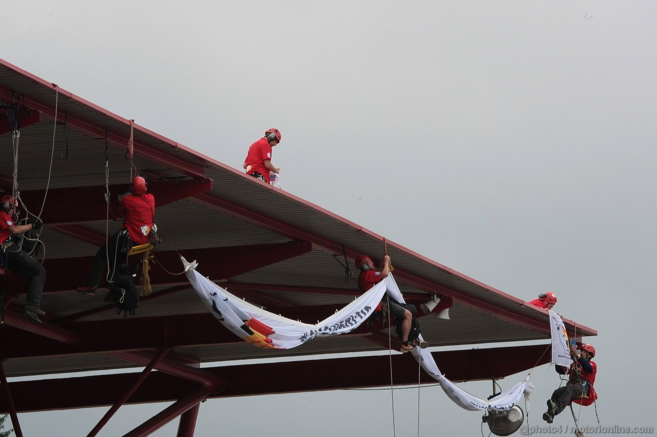 GP BELGIO, 25.08.2013-  Gara, Greenpeace make a protest against race title sponsors Shell in the grand stand