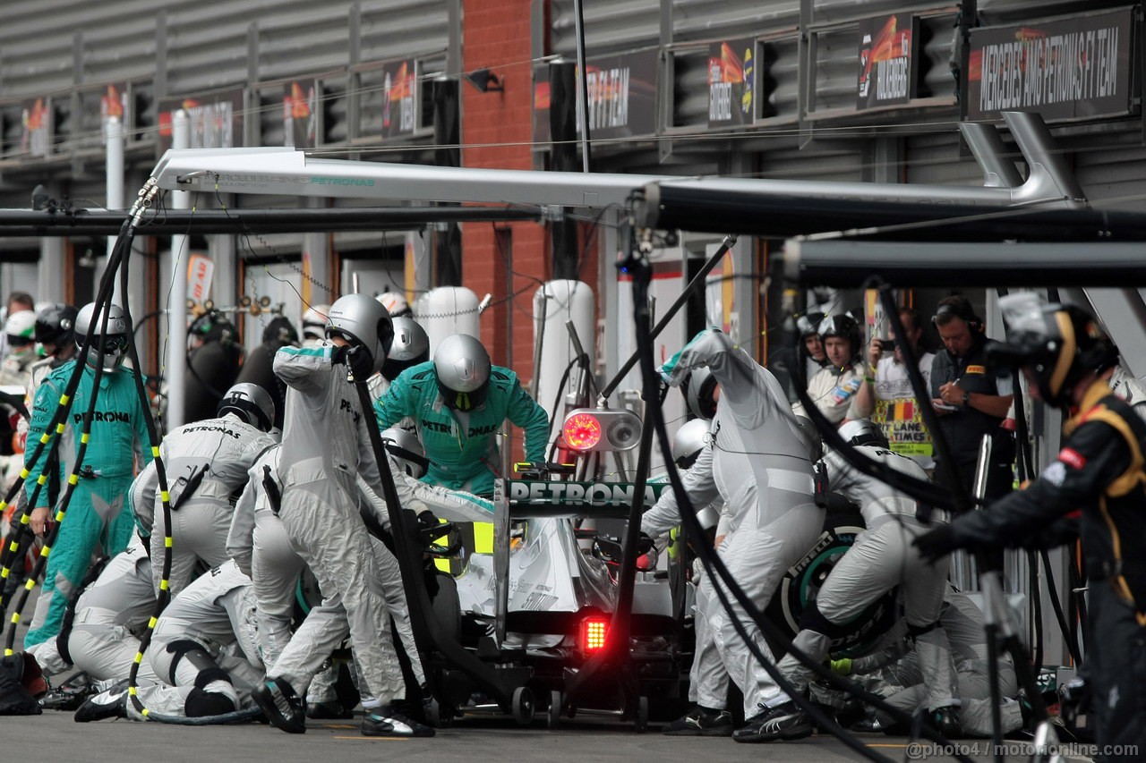 GP BELGIO, 25.08.2013-  Gara, Pit stop, Lewis Hamilton (GBR) Mercedes AMG F1 W04