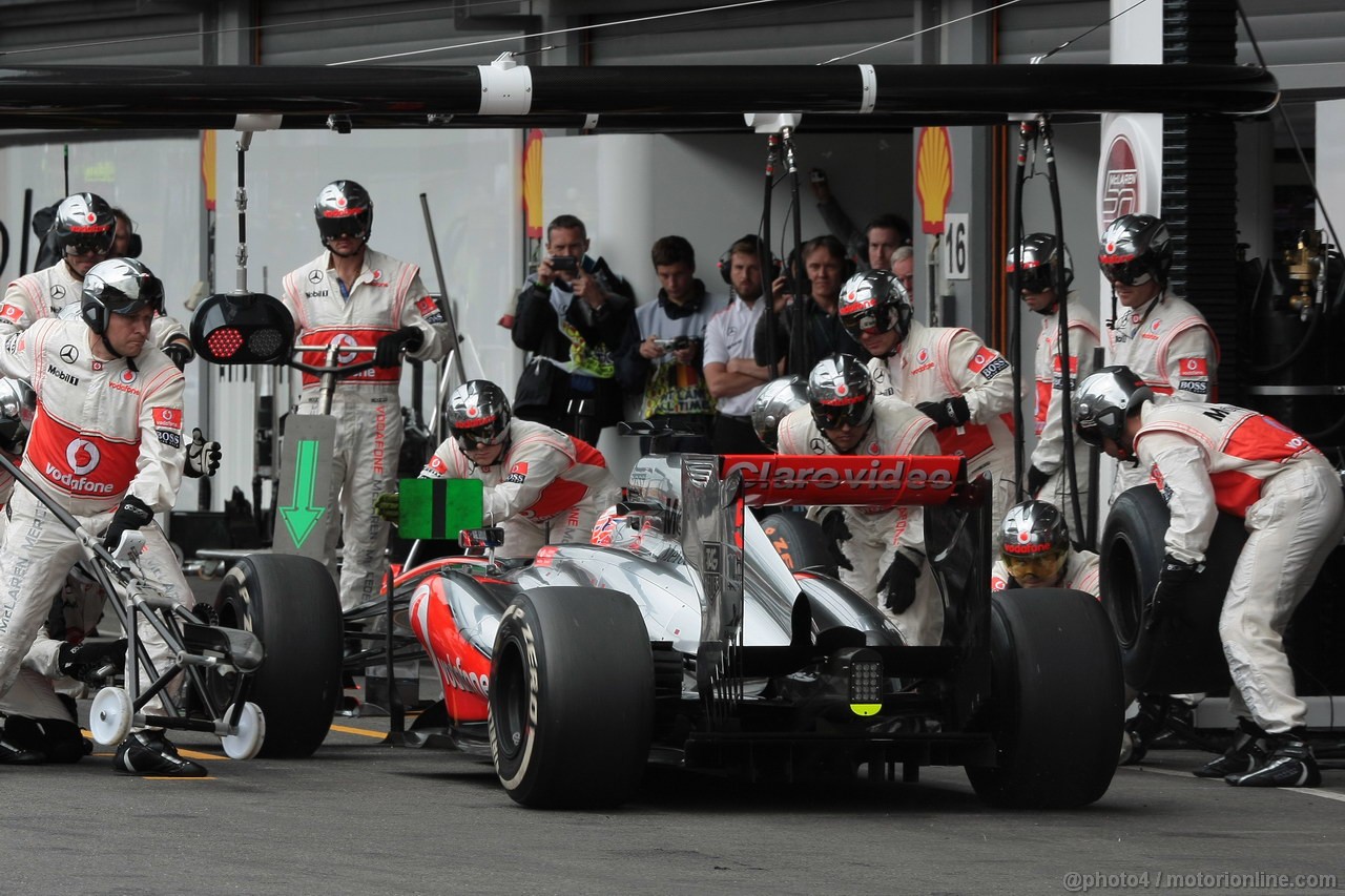 GP BELGIO, 25.08.2013-  Gara, Pit stop, Jenson Button (GBR) McLaren Mercedes MP4-28