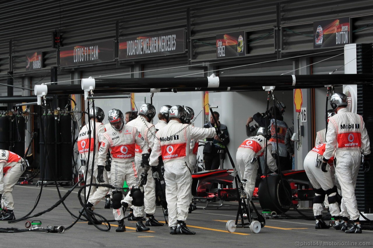 GP BELGIO, 25.08.2013-  Gara, Pit stop, Mechanics Mclaren Mercedes