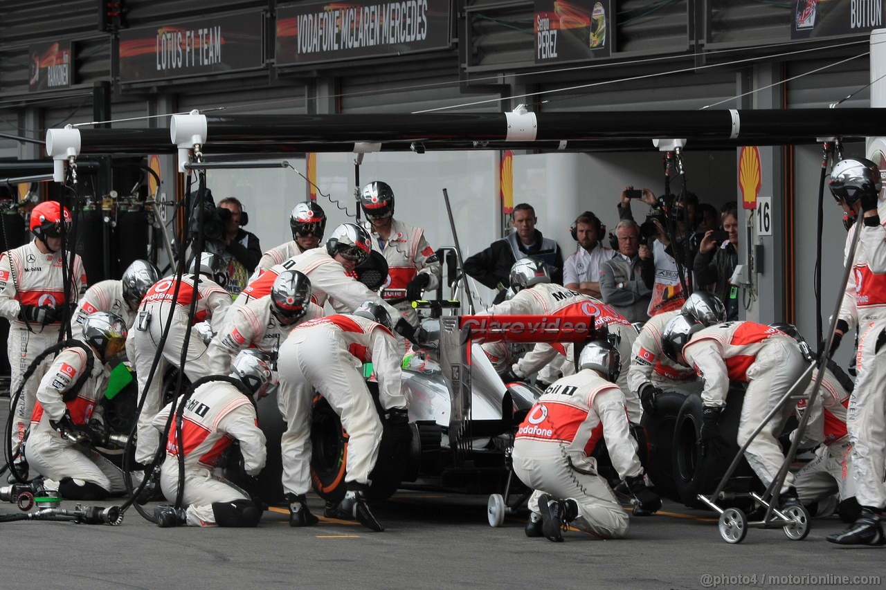 GP BELGIO, 25.08.2013-  Gara, Pit stop, Lewis Hamilton (GBR) Mercedes AMG F1 W04 