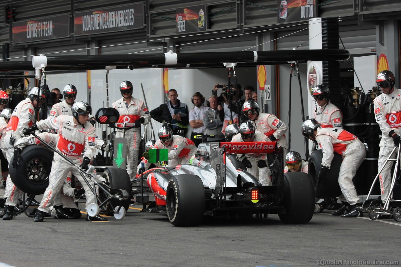 GP BELGIO, 25.08.2013-  Gara, Pit stop, Lewis Hamilton (GBR) Mercedes AMG F1 W04