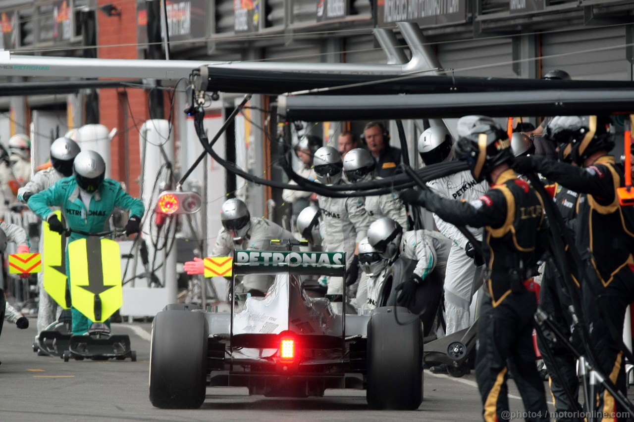 GP BELGIO, 25.08.2013-  Gara, Pit stop, Lewis Hamilton (GBR) Mercedes AMG F1 W04