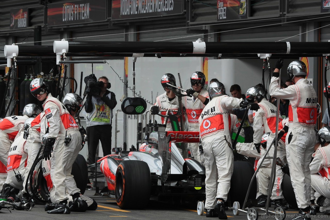 GP BELGIO, 25.08.2013-  Gara, Pit stop, Jenson Button (GBR) McLaren Mercedes MP4-28 