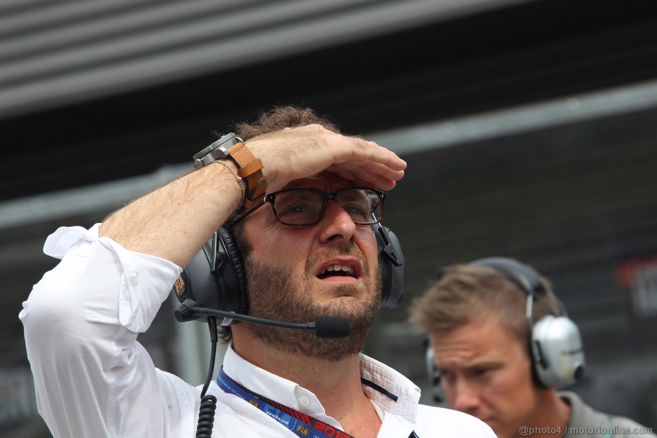 GP BELGIO, 25.08.2013-  Gara, Matteo Bonciani (ITA), F1 Head of Communications has a look at the greenpeace members