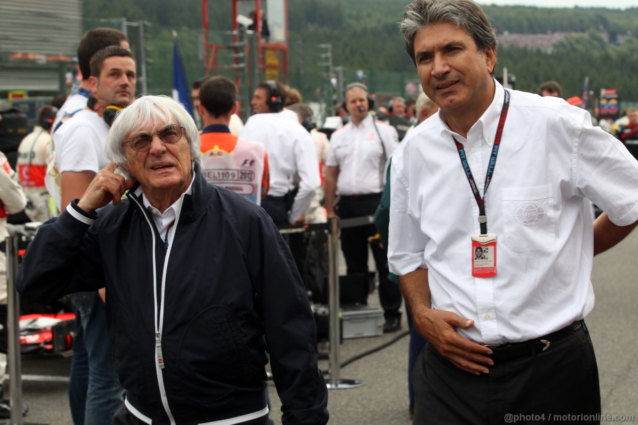 GP BELGIO, 25.08.2013-  Gara, Bernie Ecclestone (GBR), President e CEO of Formula One Management  e Pasquale Lattuneddu (ITA), FOM have a look at greepeace members in the grand stand
