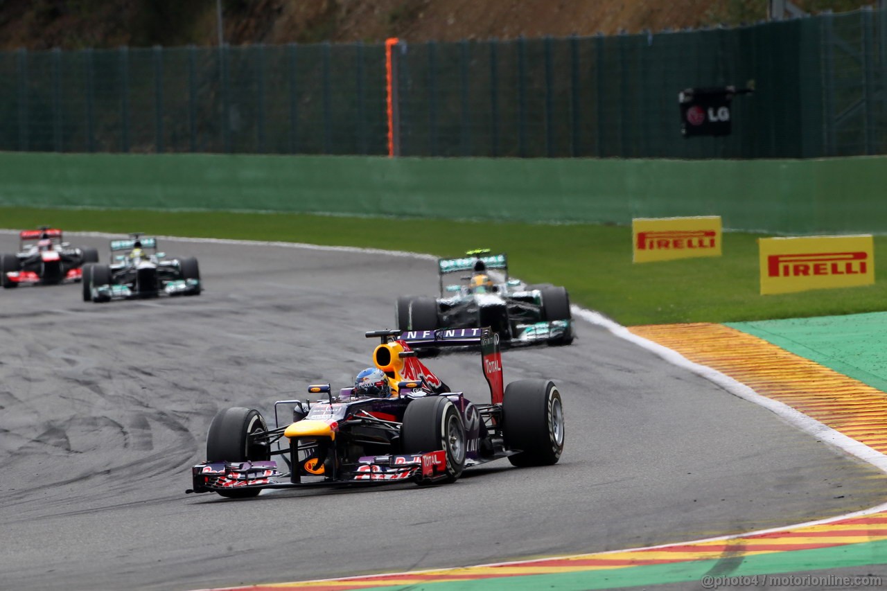 GP BELGIO, 25.08.2013-  Gara, Sebastian Vettel (GER) Red Bull Racing RB9 davanti a Lewis Hamilton (GBR) Mercedes AMG F1 W04 