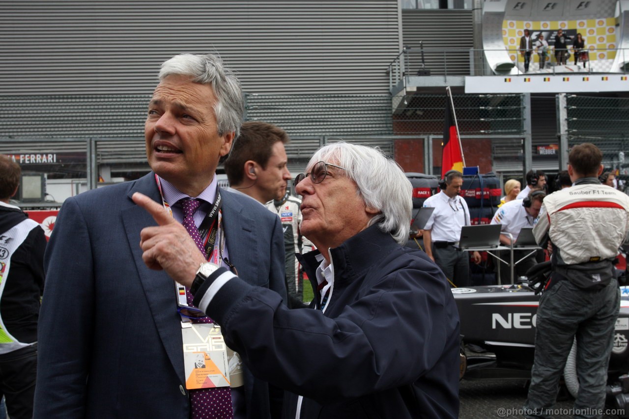 GP BELGIO, 25.08.2013-  Gara, Bernie Ecclestone (GBR), President e CEO of Formula One Management  has a look at greepeace members in the grand stand