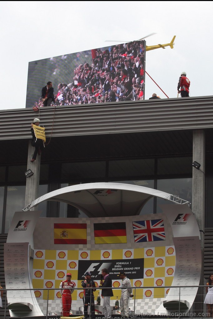 GP BELGIO, 25.08.2013-  Gara, Greenpeace make a protest against race title sponsors Shell at the podium with 1st position Sebastian Vettel (GER) Red Bull Racing RB9, secondo Fernando Alonso (ESP) Ferrari F138 e terzo Lewis Hamilton (GBR) Mercedes AMG F1 W04 