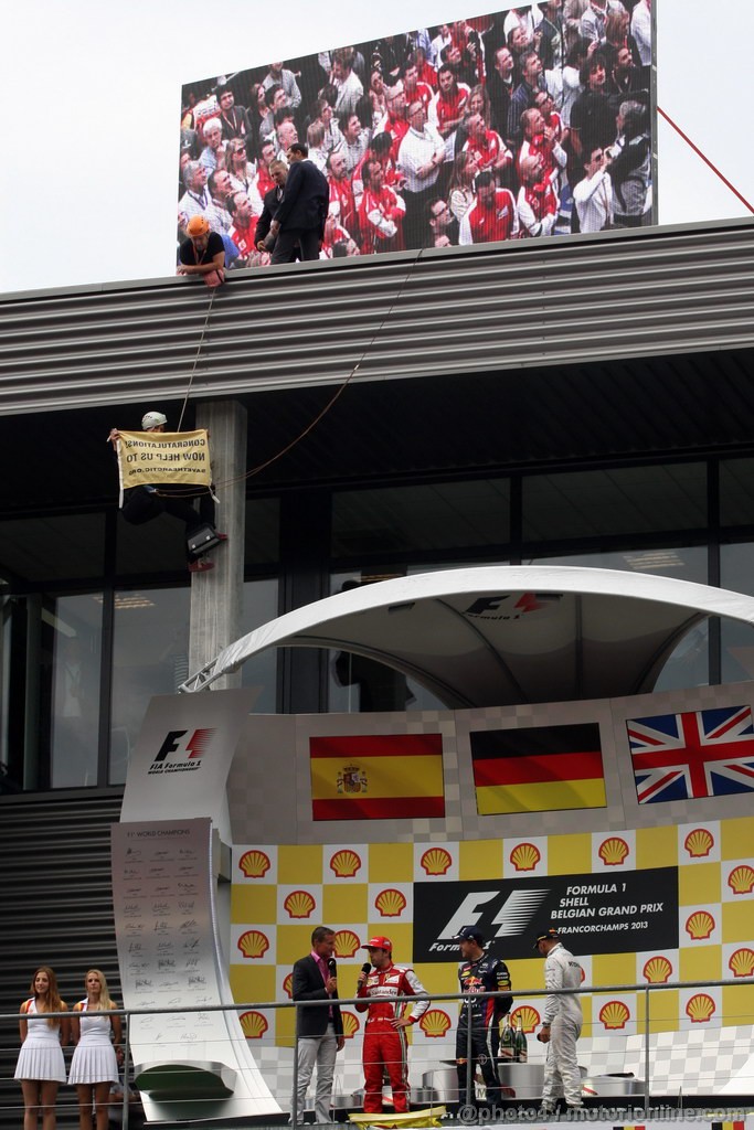 GP BELGIO, 25.08.2013-  Gara, Greenpeace make a protest against race title sponsors Shell at the podium with 1st position Sebastian Vettel (GER) Red Bull Racing RB9, secondo Fernando Alonso (ESP) Ferrari F138 e terzo Lewis Hamilton (GBR) Mercedes AMG F1 W04 