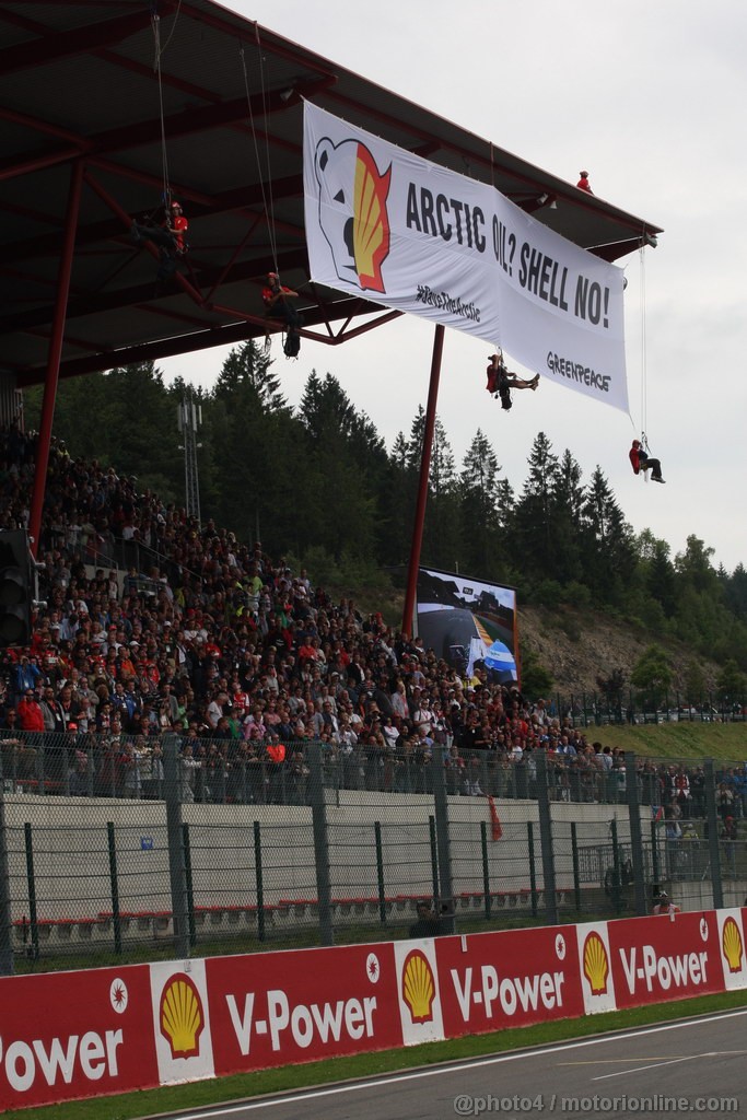 GP BELGIO, 25.08.2013-  Gara, Greenpeace make a protest against race title sponsors Shell at grand stand