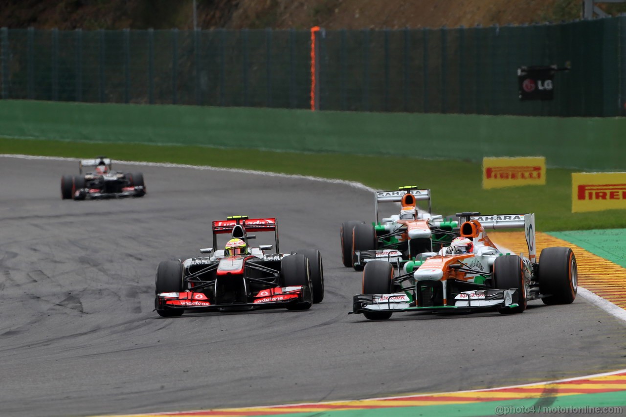 GP BELGIO, 25.08.2013-  Gara, Sergio Perez (MEX) McLaren MP4-28 e Paul di Resta (GBR) Sahara Force India F1 Team VJM06