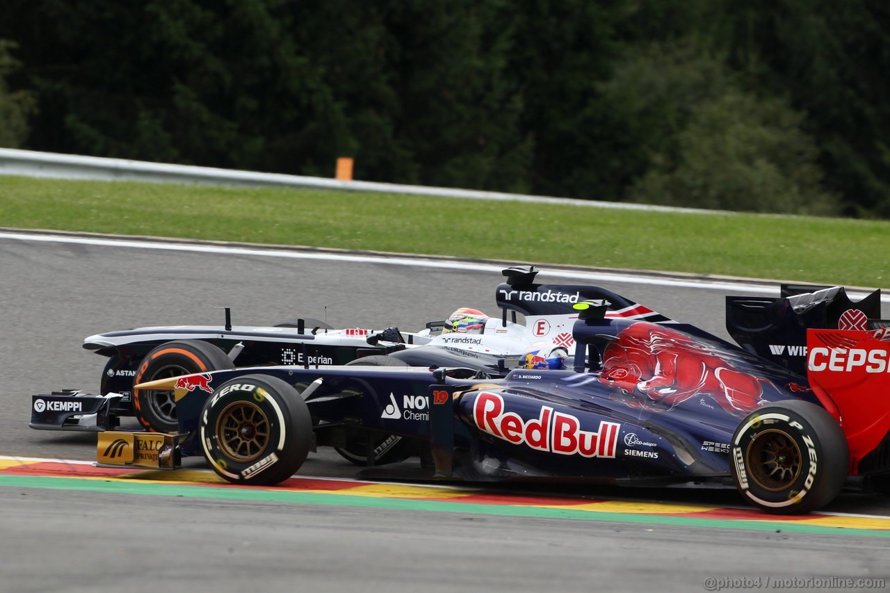 GP BELGIO, 25.08.2013-  Gara, Daniel Ricciardo (AUS) Scuderia Toro Rosso STR8 e Pastor Maldonado (VEN) Williams F1 Team FW35 