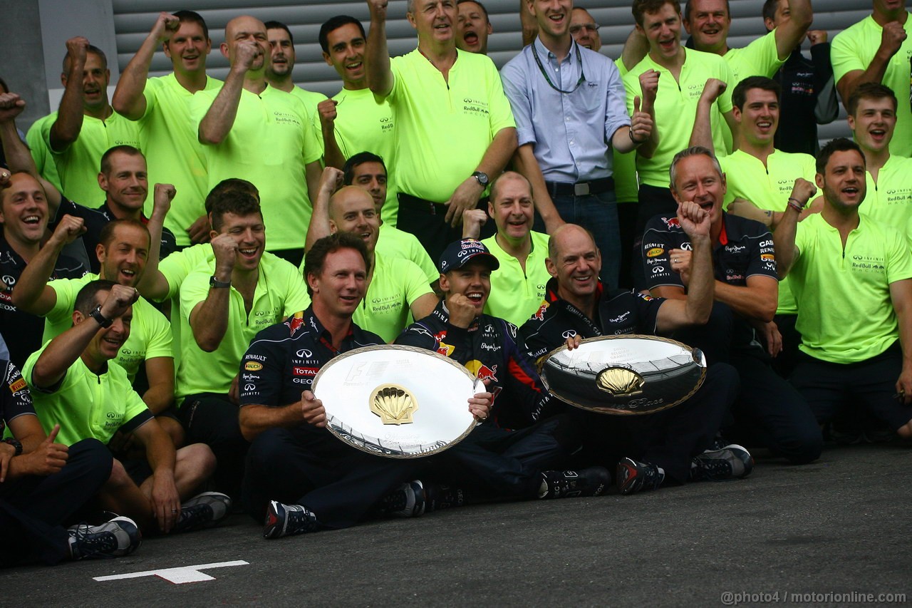 GP BELGIO, 25.08.2013-  Gara, Festeggiamenti,Sebastian Vettel (GER) Red Bull Racing RB9 celebrates his victory with Christian Horner (GBR), Red Bull Racing, Sporting Director e Adrian Newey (GBR), Red Bull Racing , Technical Operations Director e his team.