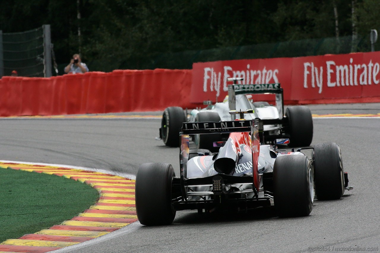 GP BELGIO, 25.08.2013-  Gara, Nico Rosberg (GER) Mercedes AMG F1 W04 davanti a Mark Webber (AUS) Red Bull Racing RB9