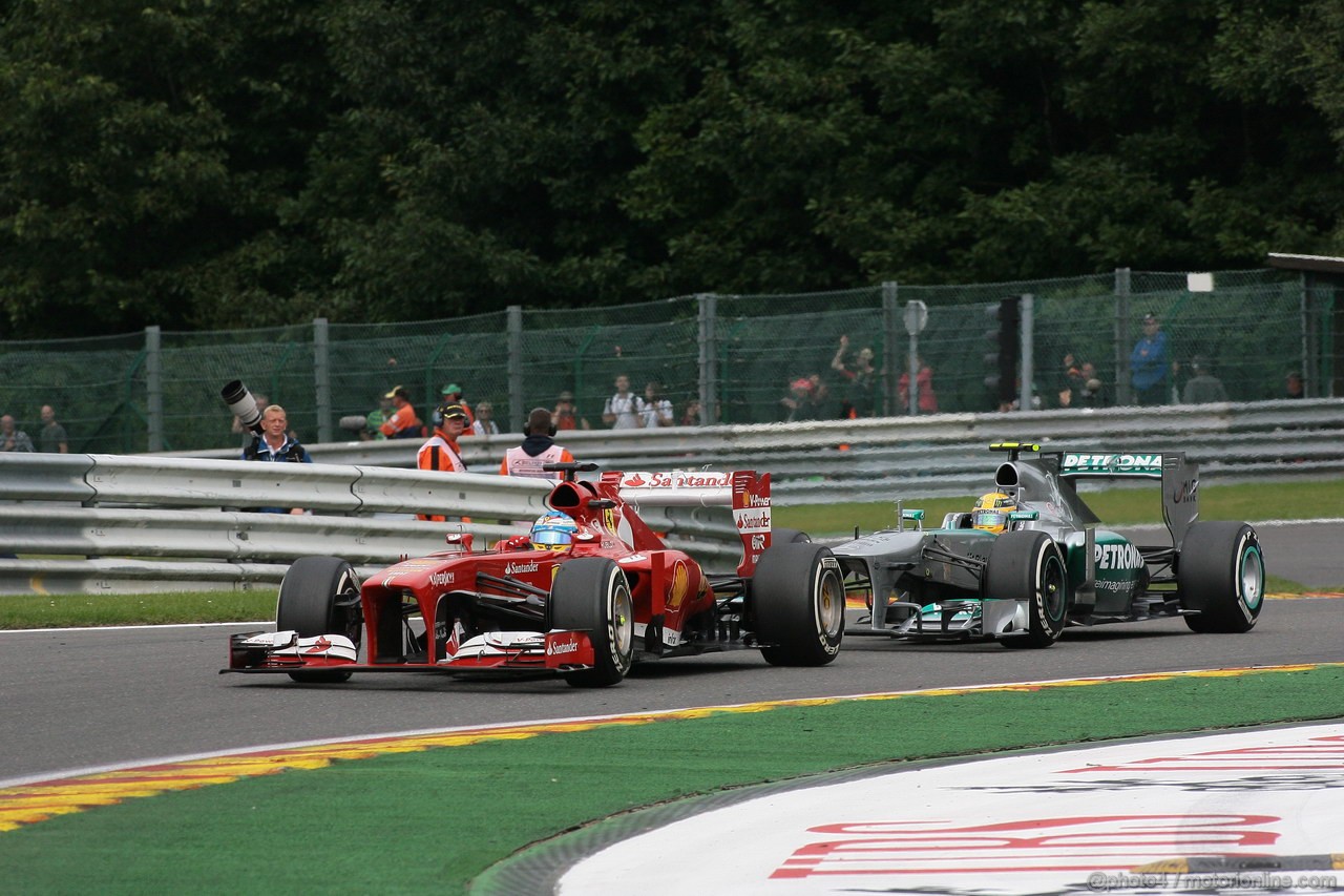 GP BELGIO, 25.08.2013-  Gara, Fernando Alonso (ESP) Ferrari F138 davanti a Lewis Hamilton (GBR) Mercedes AMG F1 W04