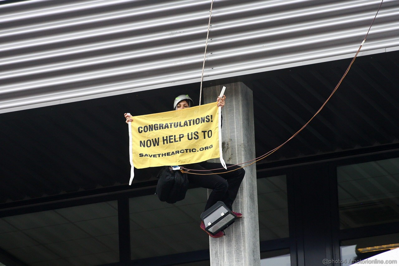 GP BELGIO, 25.08.2013-  Gara, Greenpeace make a protest against race title sponsors Shell at the podium 