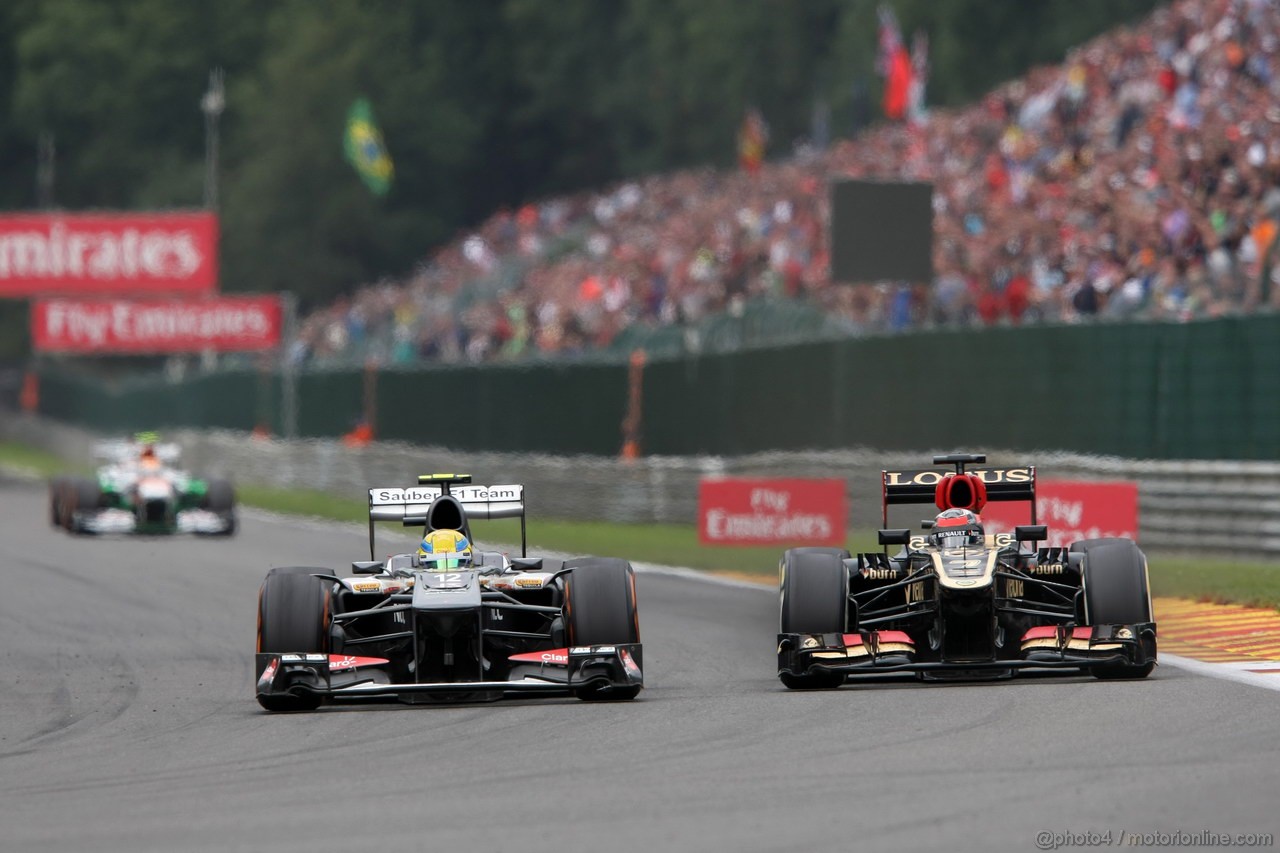 GP BELGIO, 25.08.2013-  Gara, Esteban Gutierrez (MEX), Sauber F1 Team C32 e Kimi Raikkonen (FIN) Lotus F1 Team E21 