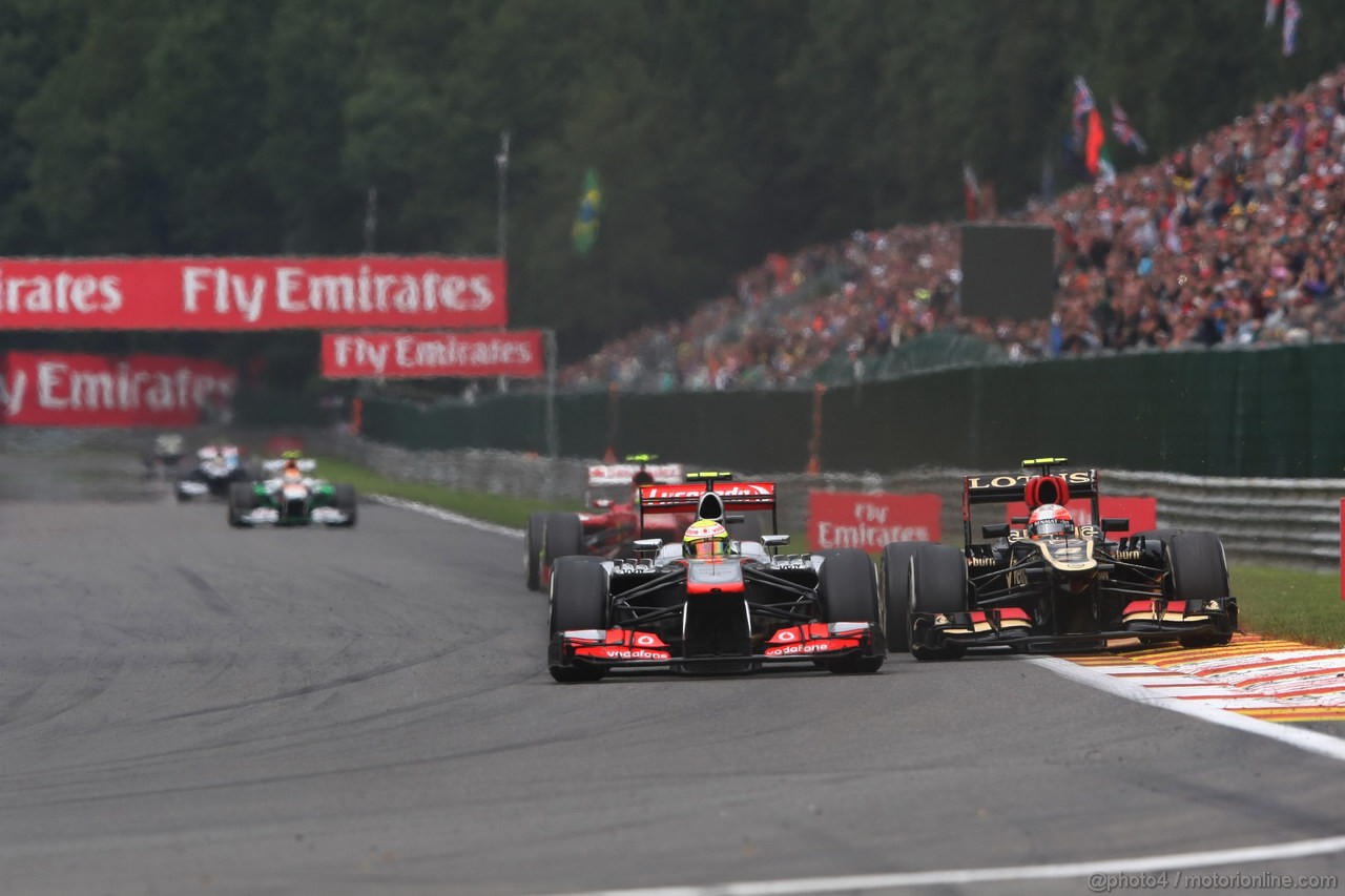 GP BELGIO, 25.08.2013-  Gara, Sergio Perez (MEX) McLaren MP4-28 e Kimi Raikkonen (FIN) Lotus F1 Team E21 