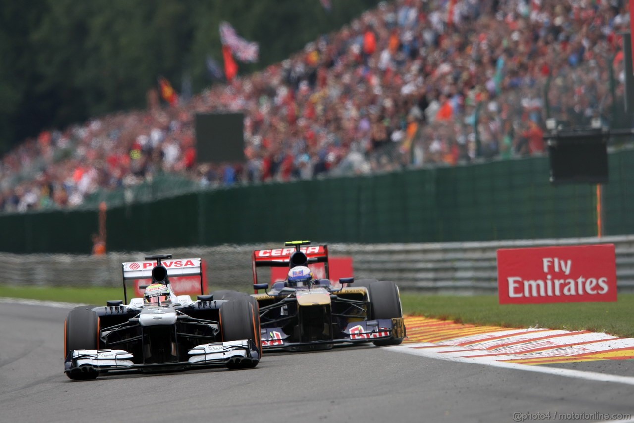 GP BELGIO, 25.08.2013-  Gara, Pastor Maldonado (VEN) Williams F1 Team FW35 e Daniel Ricciardo (AUS) Scuderia Toro Rosso STR8 