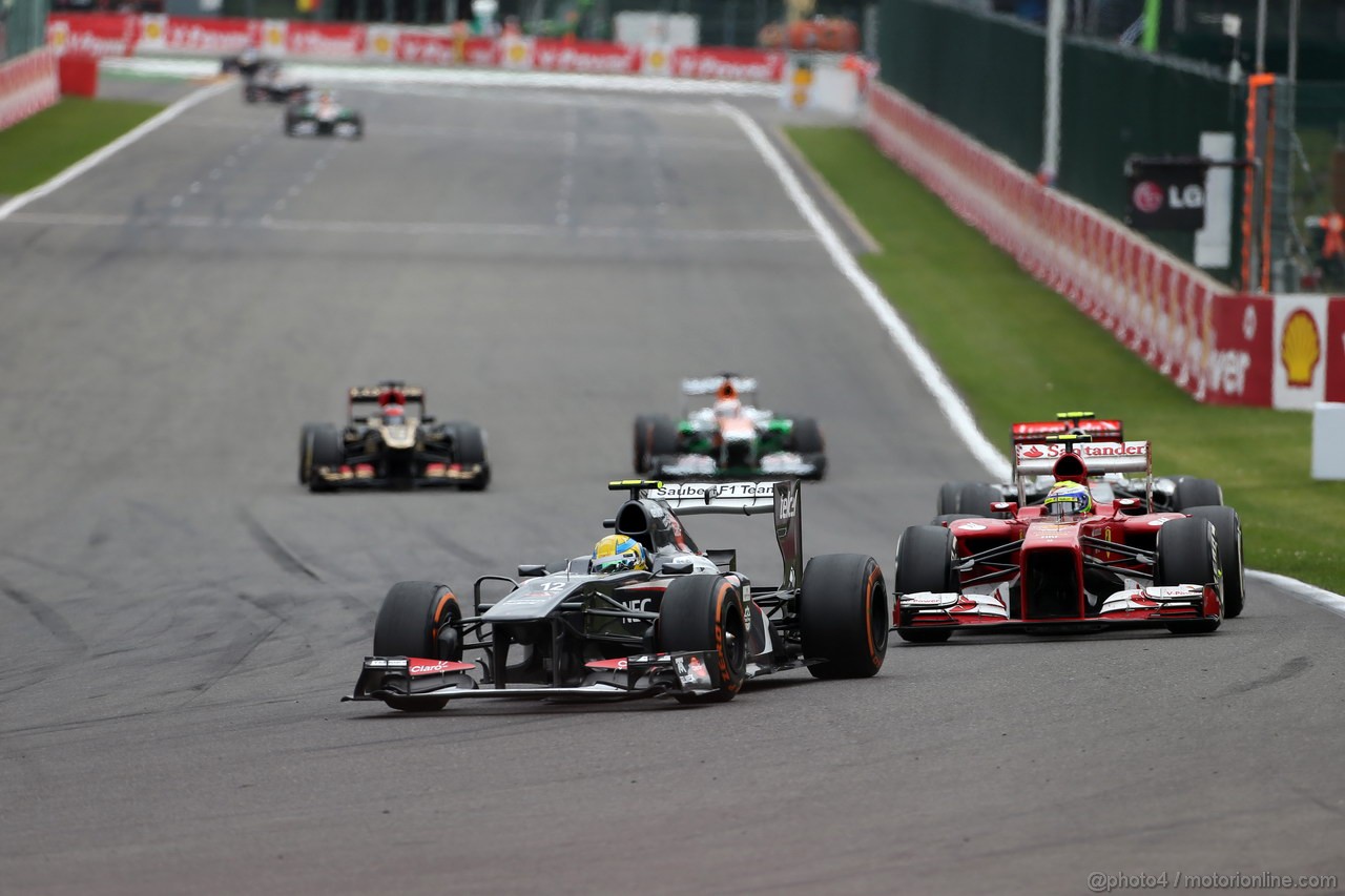 GP BELGIO, 25.08.2013-  Gara, Esteban Gutierrez (MEX), Sauber F1 Team C32 davanti a Felipe Massa (BRA) Ferrari F138 