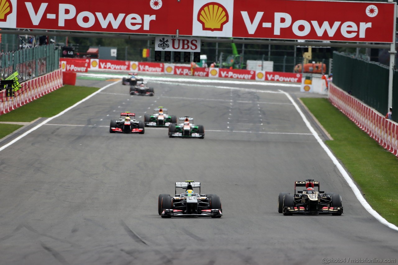 GP BELGIO, 25.08.2013-  Gara, Esteban Gutierrez (MEX), Sauber F1 Team C32 e Kimi Raikkonen (FIN) Lotus F1 Team E21 