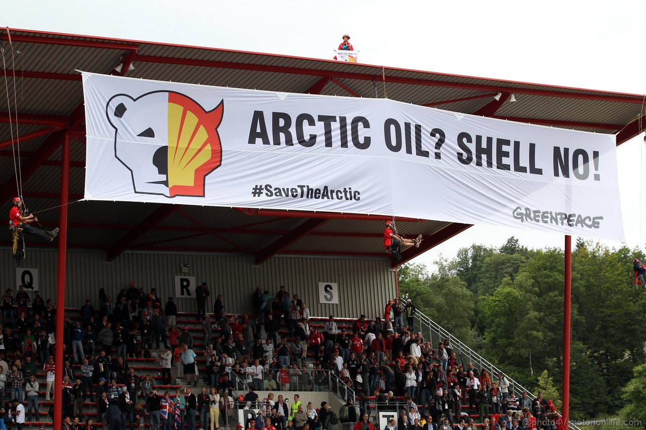 GP BELGIO, 25.08.2013-  Gara, Greenpeace make a protest against race title sponsors Shell at the grand stand