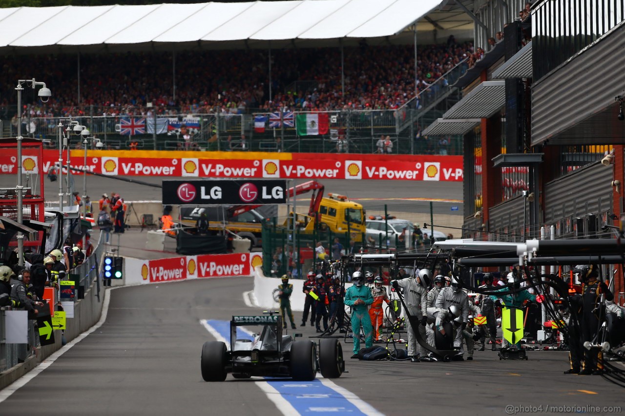 GP BELGIO, 25.08.2013-  Gara, Pit stop, Lewis Hamilton (GBR) Mercedes AMG F1 W04 