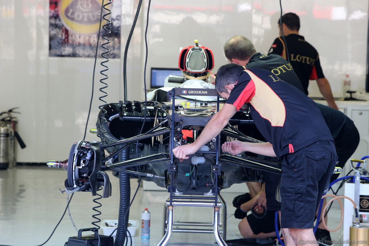 GP BELGIO, 22.08.2013- Mechanics Lotus work on the car