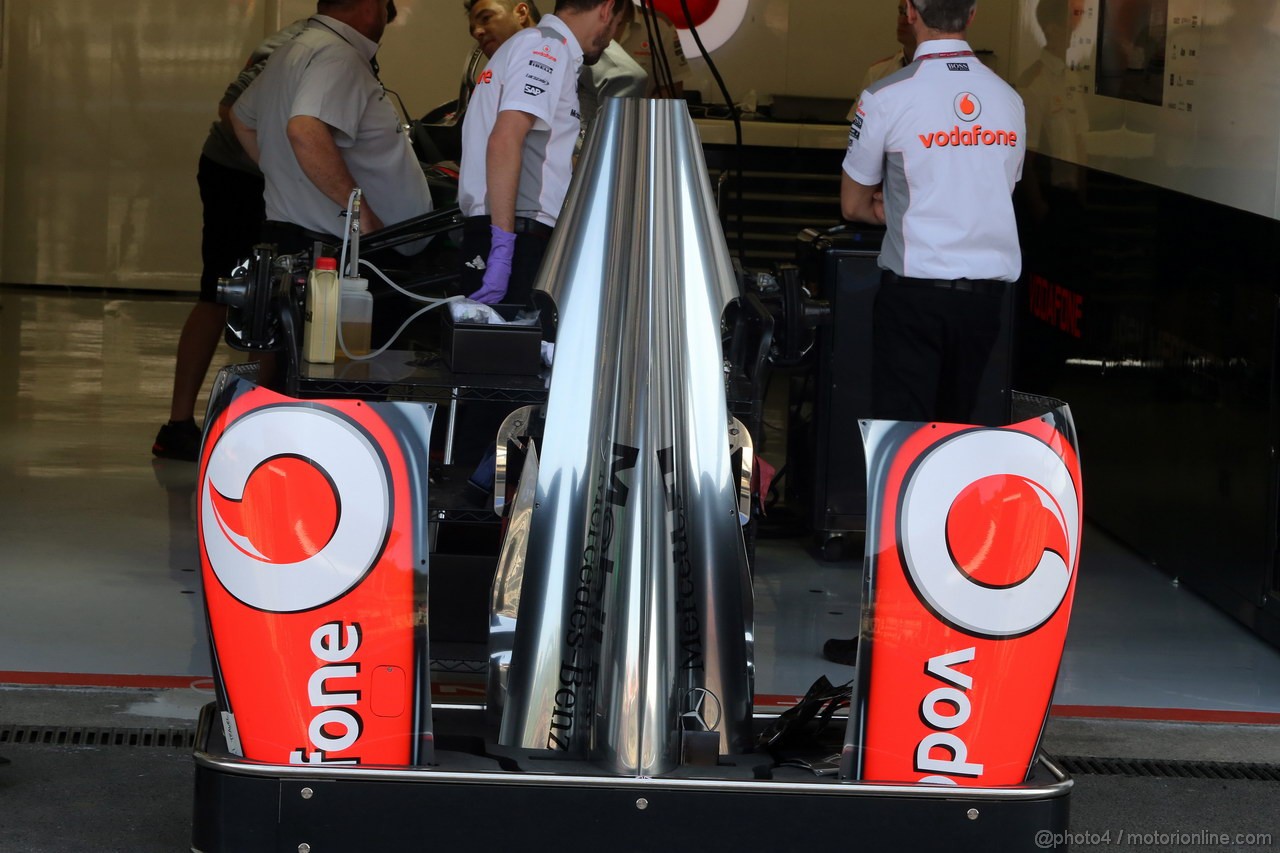 GP BELGIO, 22.08.2013- Mechanics Mclaren work on the car