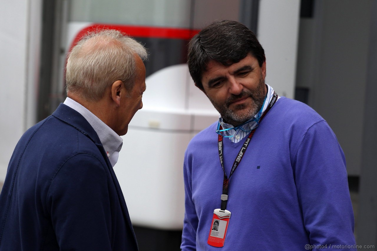 GP BELGIO, 24.08.2013- Prove Libere 3, (L to R): Werner Heinz (GER) Driver Manager di Nico Hulkenberg (GER) Sauber with Luis Garcia Abad (ESP) Driver Manager di Fernando Alonso (ESP) Ferrari. 