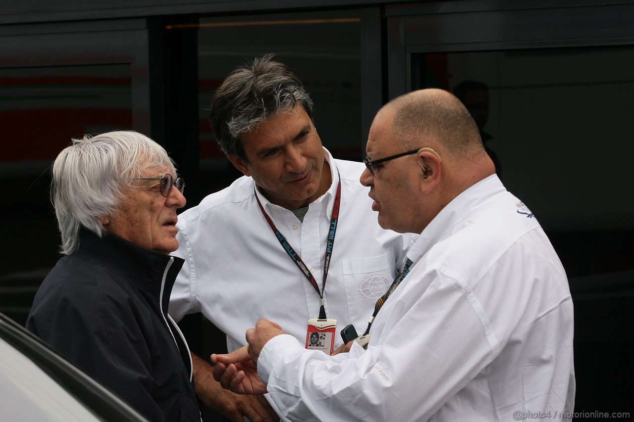 GP BELGIO, 24.08.2013- Prove Libere 3, (L-D) Bernie Ecclestone (GBR), President e CEO of Formula One Management, Pasquale Lattuneddu (ITA), FOM e Pat Behar (FRA), FIA