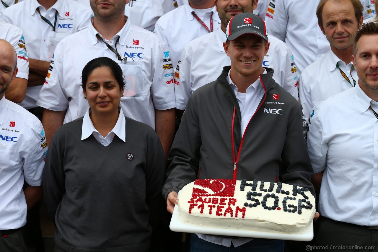 GP BELGIO, 24.08.2013- Nico Hulkenberg (GER) Sauber celebrates his 50th GP with Monisha Kaltenborn (AUT) Sauber Team Principal e the team