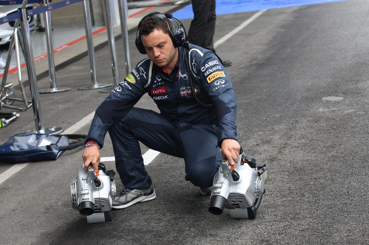 GP BELGIO, 23.08.2013- Prove Libere 1, Mechanic ed Bull racing