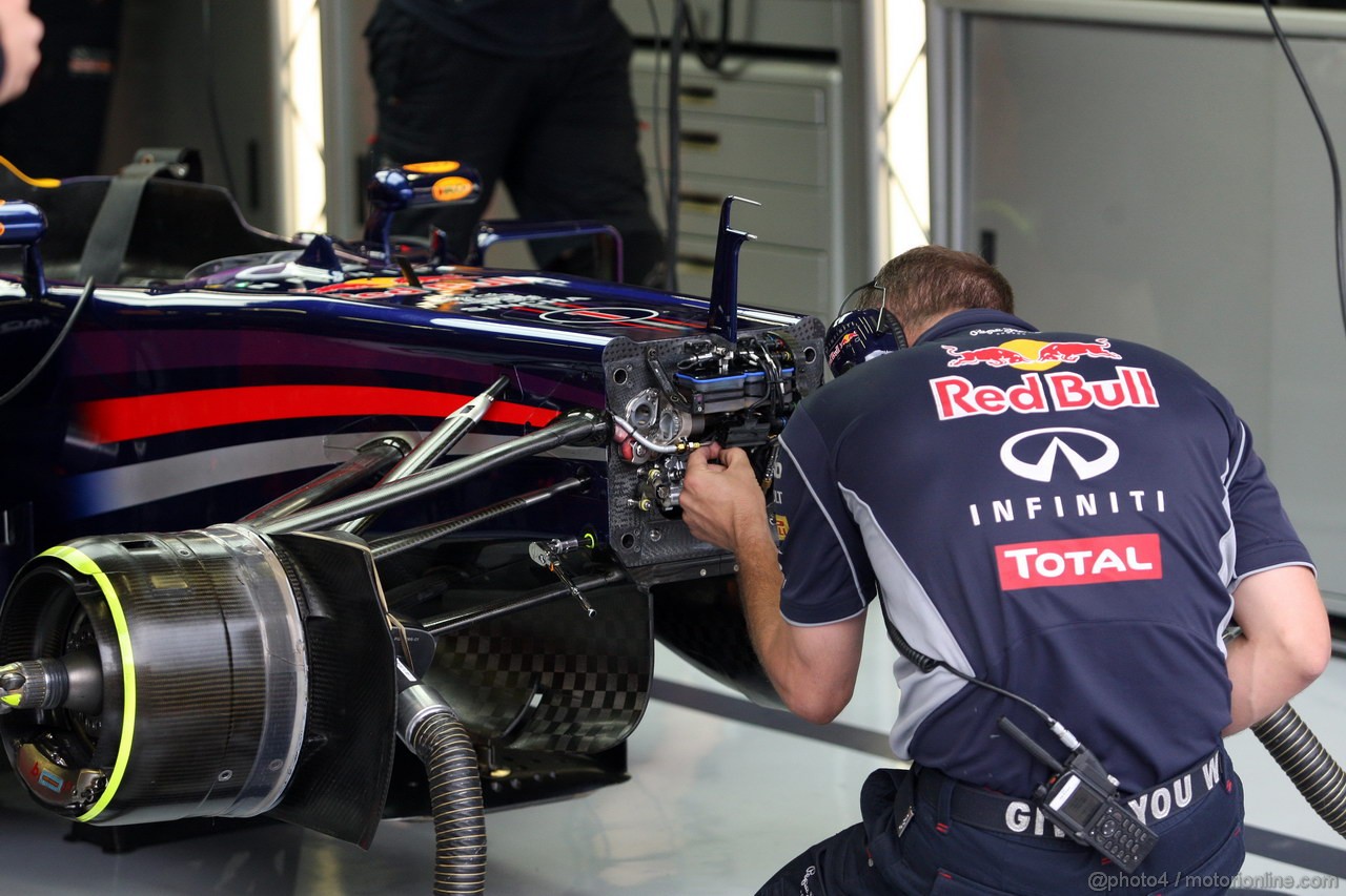 GP BELGIO, 23.08.2013- Prove Libere 1, Mechanic Red Bull racing works on the car