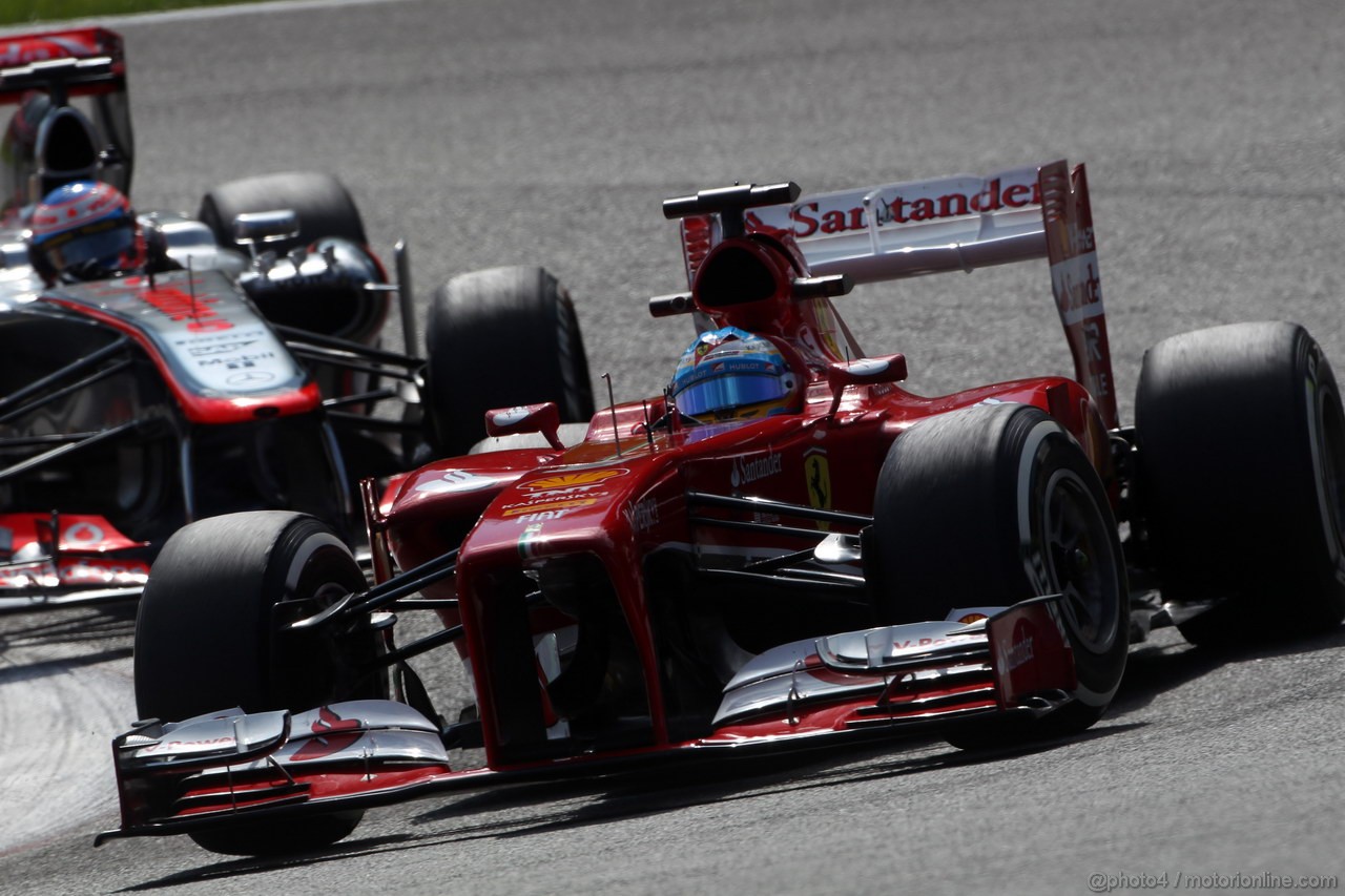 GP BELGIO, 23.08.2013- Prove Libere 2, Fernando Alonso (ESP) Ferrari F138 davanti a Jenson Button (GBR) McLaren Mercedes MP4-28 