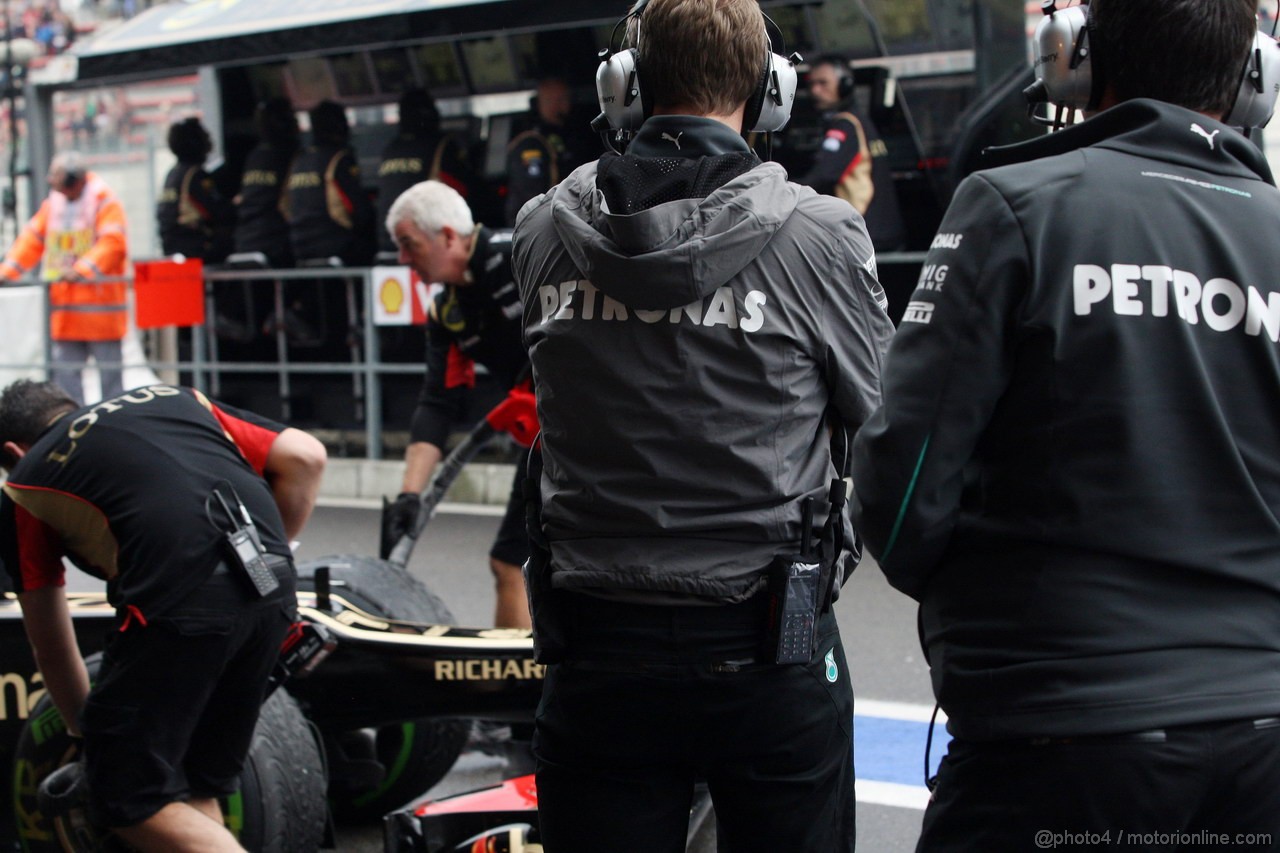 GP BELGIO, 23.08.2013- Prove Libere 2, Mechanics Mercedes have a look at the Lotus F1 Team E21 of Kimi Raikkonen (FIN) Lotus F1 Team E21 