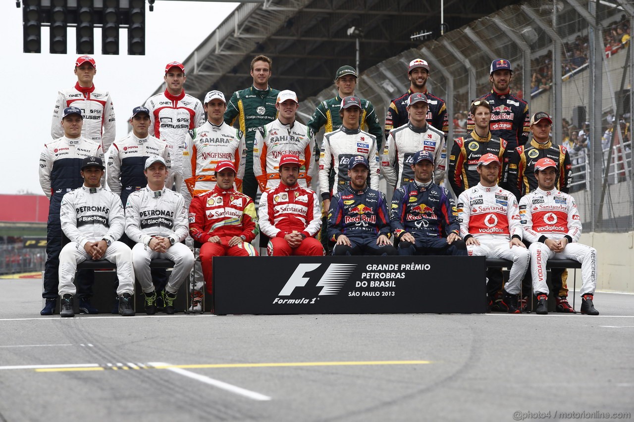 GP BRASILE, 24.11.2013 - Drivers family picture.