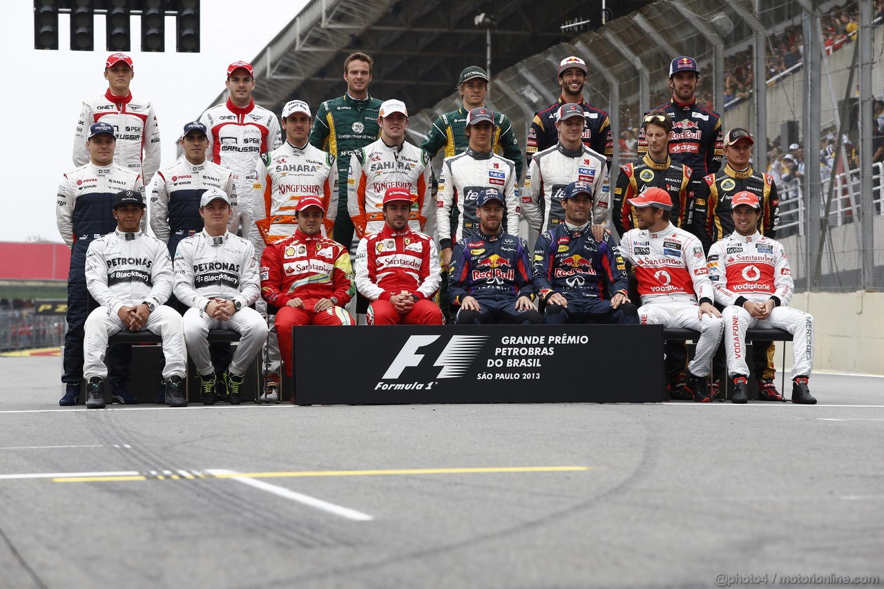 GP BRASILE, 24.11.2013 - Drivers family picture.